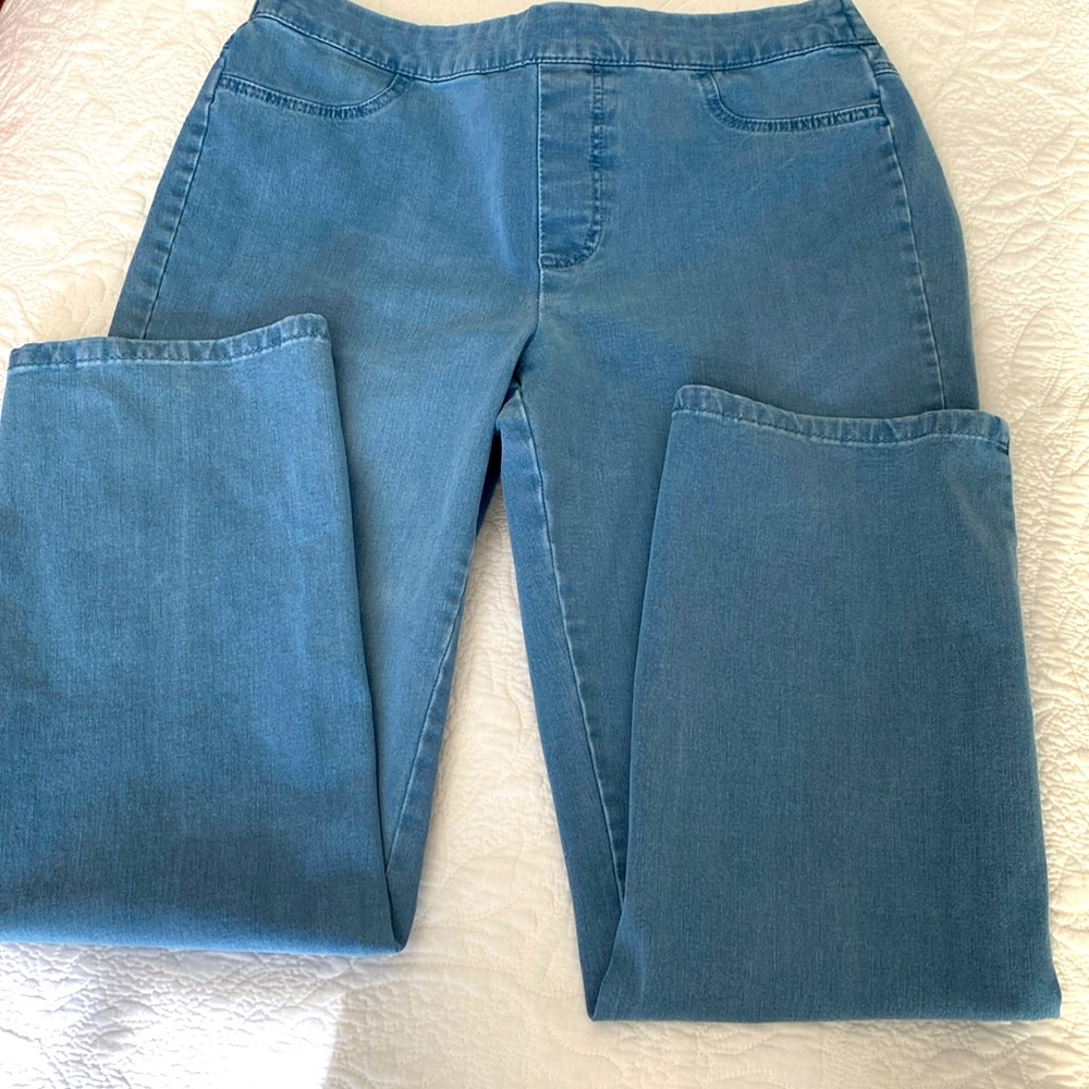 Issac Mizrahi Denim Jeans.  10P.  Light wash. Stretch. Excellent condition.